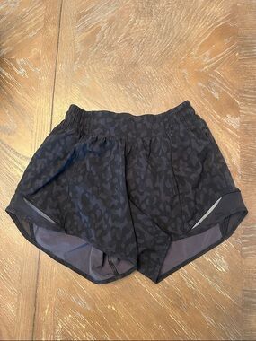 lululemon athletica Black Subtle Camo hotty hot size 2 tall long 4”